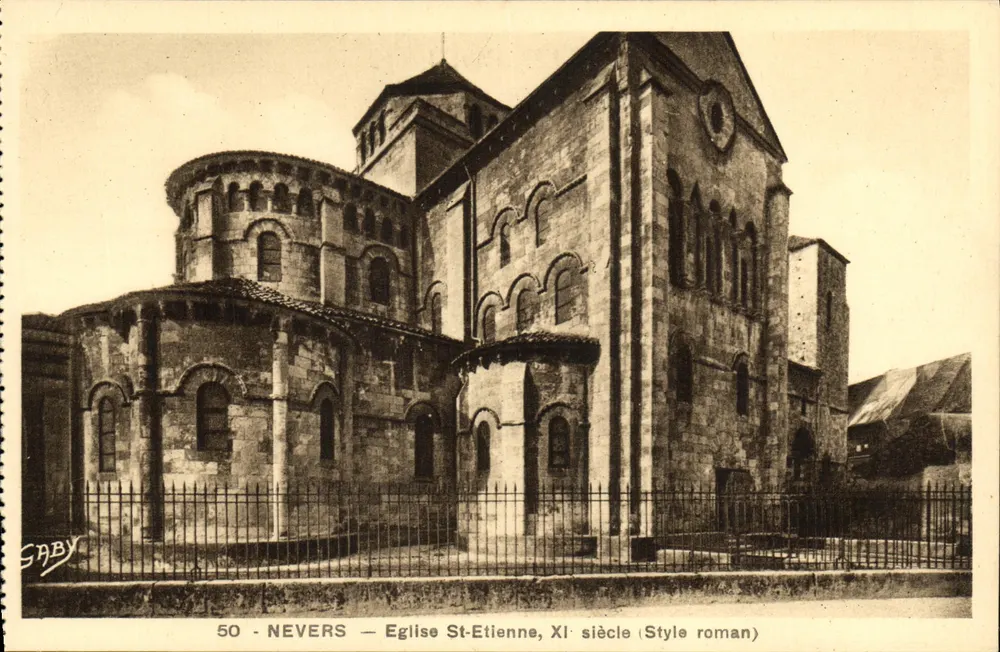 Nevers — Igreja de São Etienne, Século XI (Estilo romano) - Frente