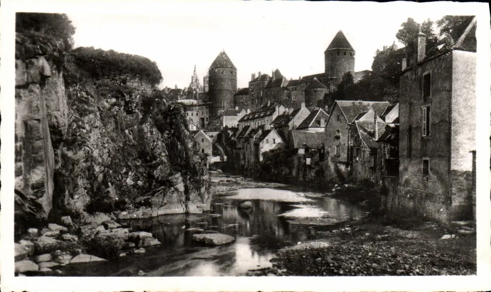 Semur - Vista sobre o Armançon e o Donjon - Frente