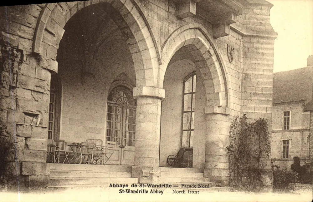 Abadia de St-Wandrille — Fachada Norte — Maison Delalande, Yvetot - Frente