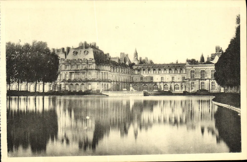 Castelo de Fontainebleau — Conjunto sobre a área d'água — Edição dos Museus Nacionais n°141 - Frente