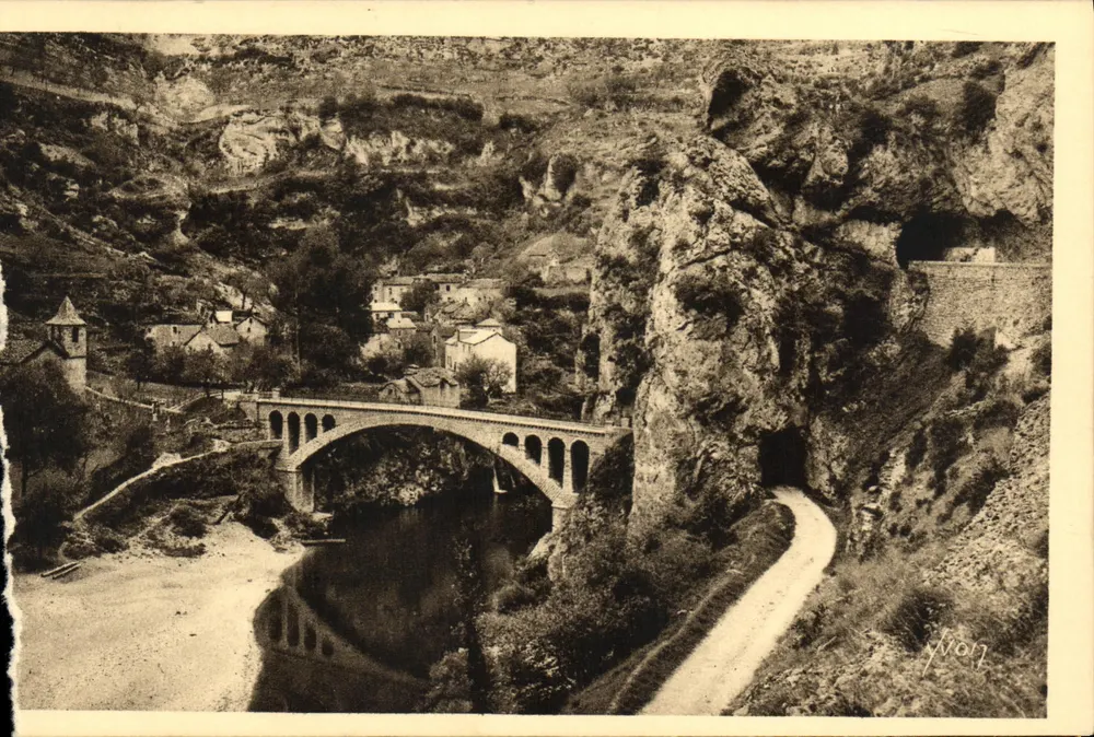 Gorges du Tarn — Pont et village au fond du canyon — Éditions d'Art Yvon, Paris - Frente