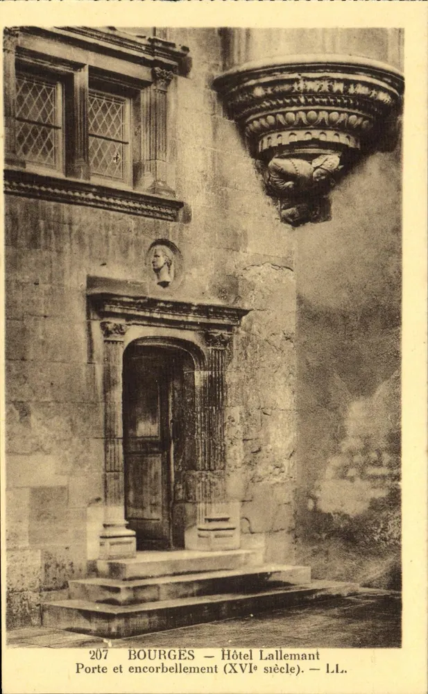 Bourges — Hotel Lallemant — Tor und Brüstung (16. Jahrhundert) — L.L. - Vorderseite