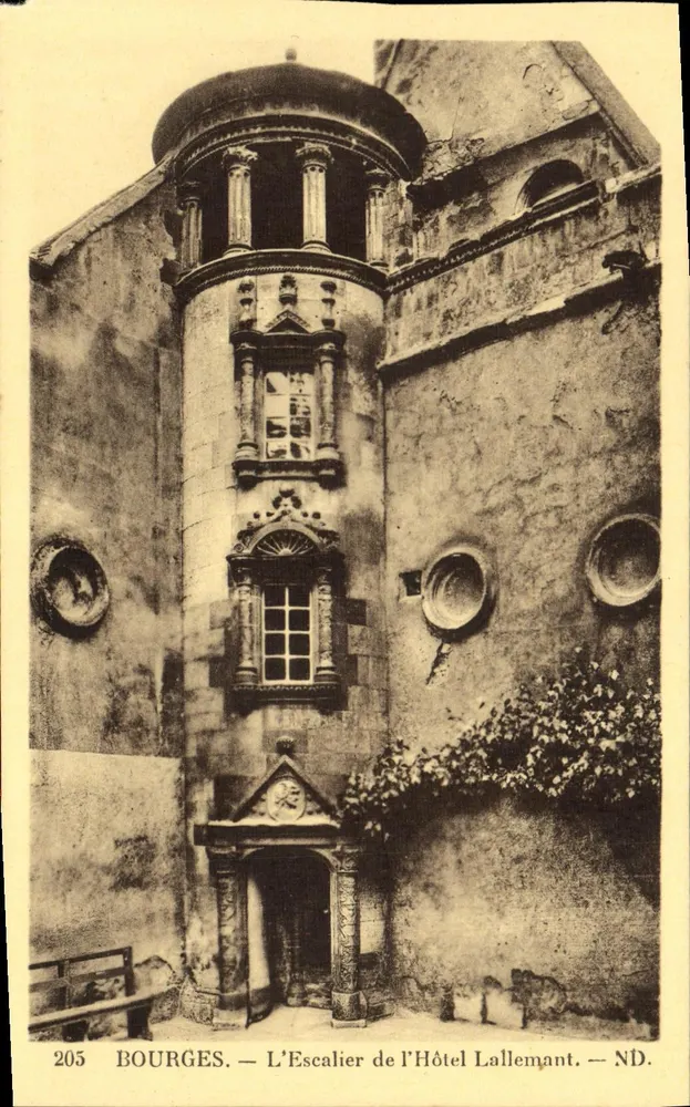 Bourges — La escalera del Hotel Lallemant — ND. - Anverso