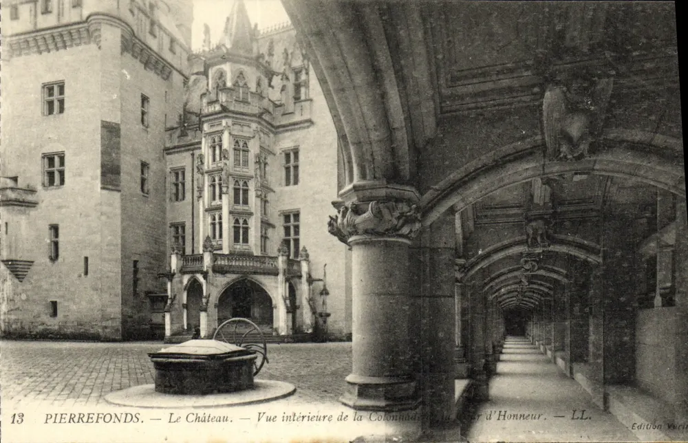 Pierrefonds — Das Schloss. Innenansicht der Säulenreihe des Ehrenhofes — Vortic-Ausgabe - Vorderseite