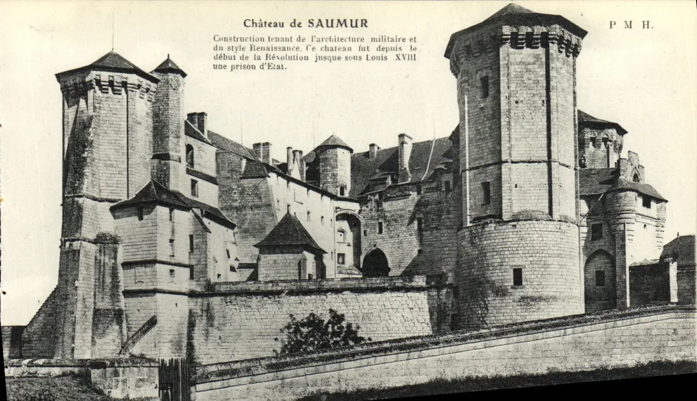 Castelo de Saumur — Construção que remete à arquitetura militar e ao estilo Renascentista. Este castelo foi desde o início da Revolução até o início do reinado de Luís XVIII uma prisão estatal. — P M H. - Frente