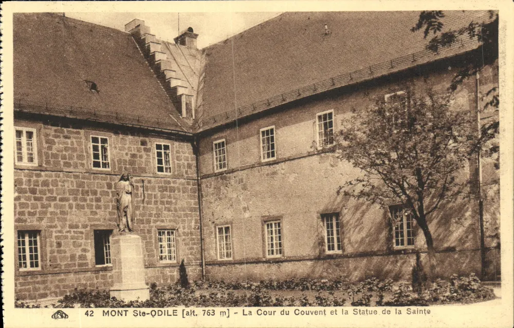 Mont Ste-Odile — Cour des Konvents und Statue der Heiligen — Mont Ste-Odile, Trabouge - Vorderseite
