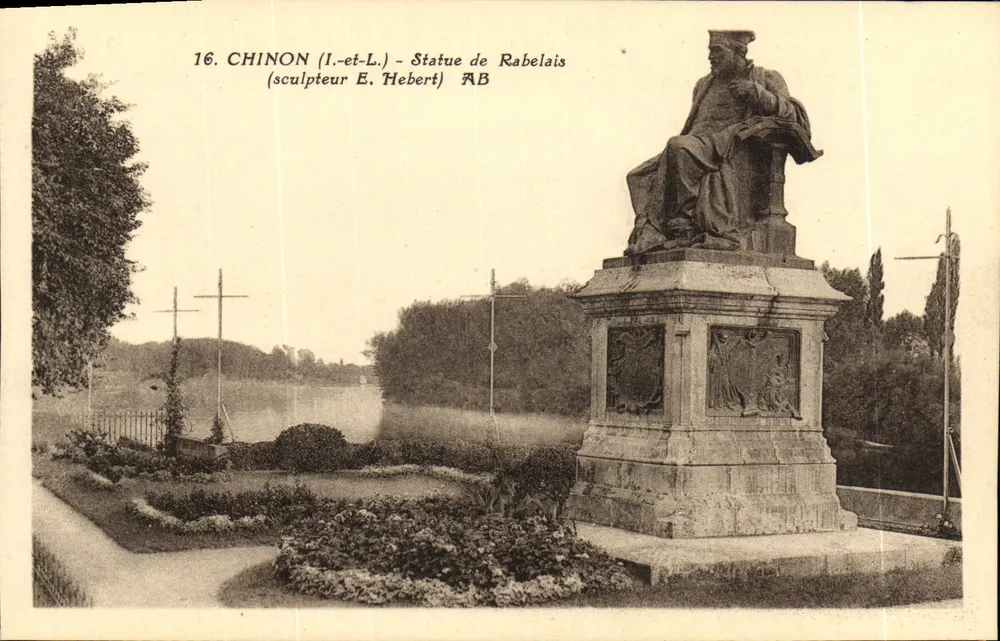 Chinon (Indre-et-Loire) — Estátua de Rabelais — Escultor E. Hebert - Frente