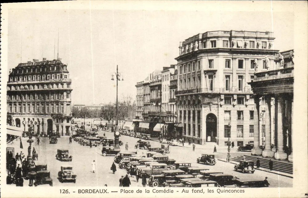 Bordeaux — Place de la Comédie — Im Hintergrund die Quinconces - Vorderseite