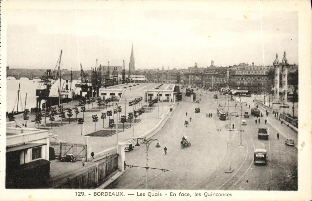 Bordeaux — Os Quais — Em frente, os Quinconces - Frente