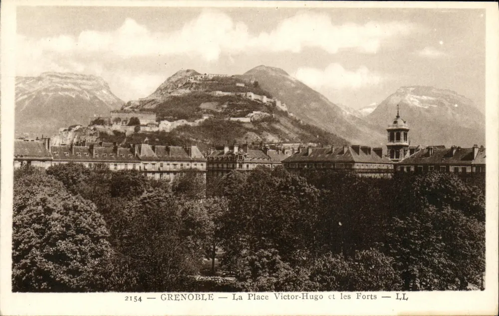 Grenoble — Ansicht der Place Victor-Hugo und der Festungen — LL - Vorderseite