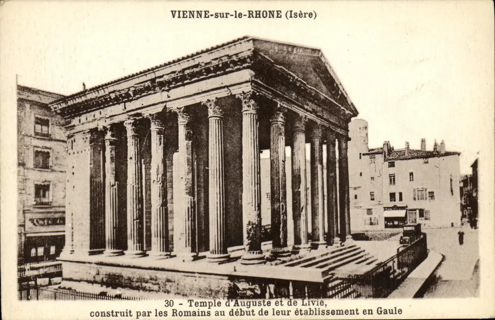Vienne-sur-le-Rhône (Isère) — Tempel des Augustus und Livie, errichtet von den Römern am Anfang ihrer Ansiedlung in Gallien — J. Celiard, Lyon - Vorderseite
