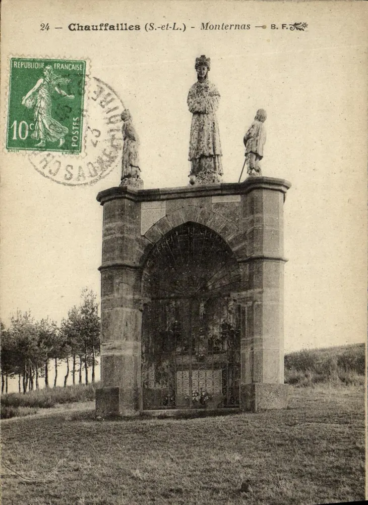 Chauffailles (S.-et-L.) - Monternas — B.F. — Monumento com estátua central e duas estátuas laterais - Frente