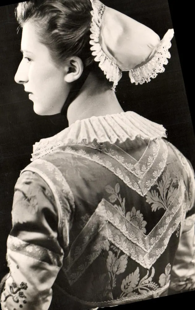 Mulher em traje tournugeois — Tournus (S.-et-L.) — Groupe du Costume Tournugeois - Frente
