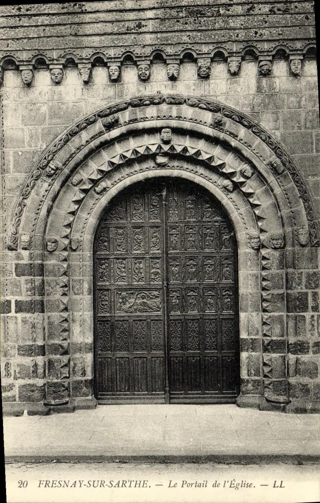 Fresnay-sur-Sarthe — Der Portal der Kirche — LL - Vorderseite