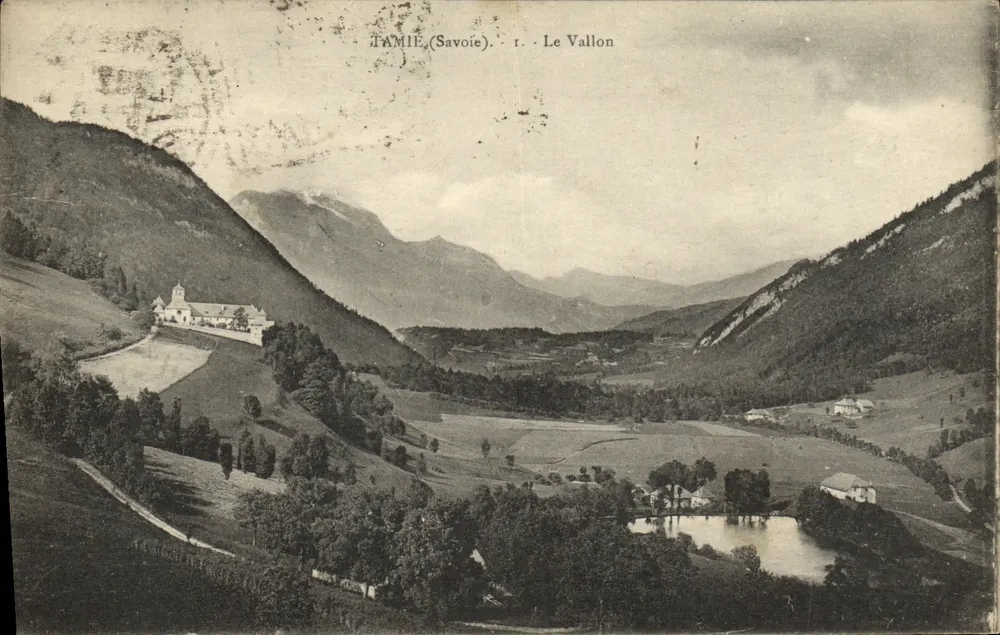 Tamié (Savoia) - Il Vallone — vista panoramica con chiesa e lago - Recto