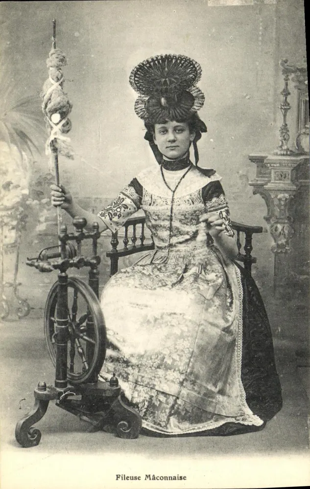 Filleuse Maçonnaise — retrato de mulher em traje tradicional com roca de fiar — editor não identificado - Frente