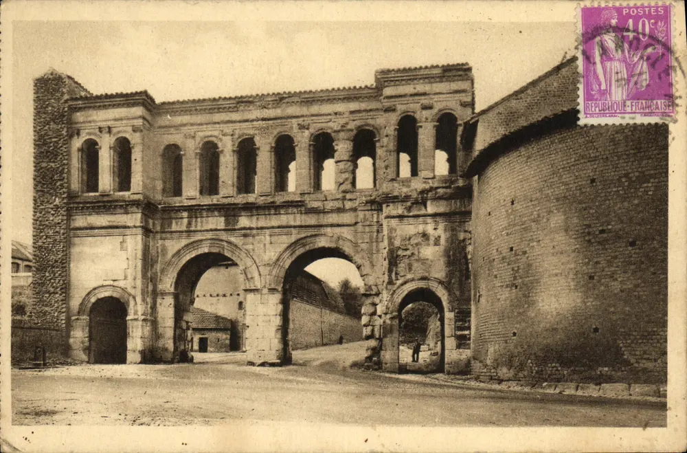 Porta Saint-André — exterior — Heliogravura de Art Céquaguen Truchol, Autun, n°8 - Frente