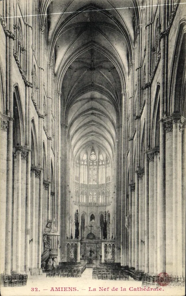 Amiens — A Nave da Catedral — Editor não identificado, n° 32 - Frente