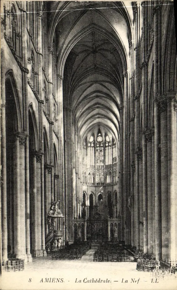 Amiens - A Catedral - A Nave - LL - Frente