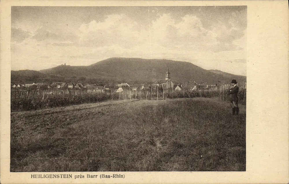 Heiligenstein perto de Barr (Bas-Rhin) — vista do vilarejo, da capela e da montanha com um homem em traje da época — editor Ch. Hille-Philsbourg - Frente