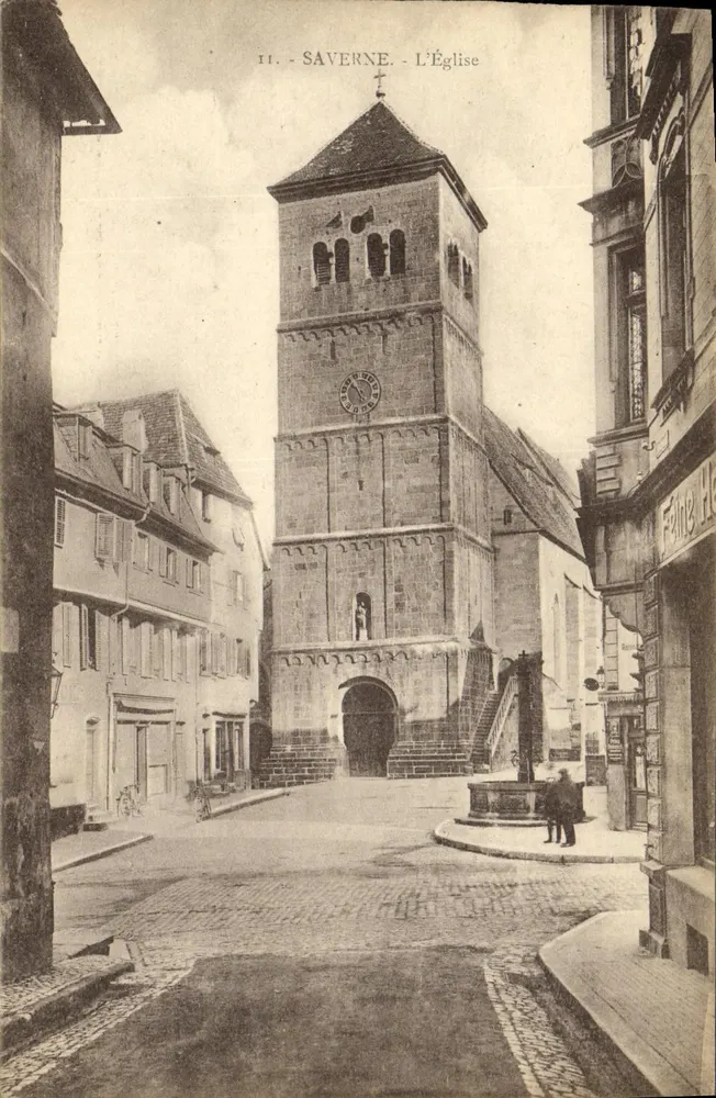 Saverne - A Igreja — Torre da igreja com relógio e fonte — Editor: Ch. Bergeret, Strasbourg - Frente