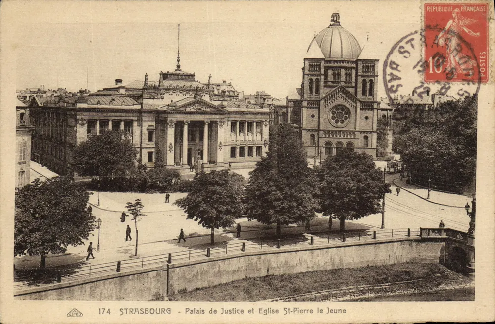 Strasbourg — Palast der Justiz und Kirche St-Pierre le Jeune - Vorderseite