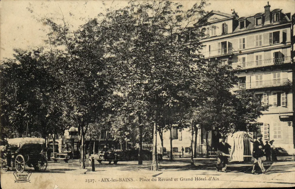 Aix-les-Bains — Place du Revard und Grand Hôtel d'Aix — Verlag E. Reynaud, n° 2327 - Vorderseite