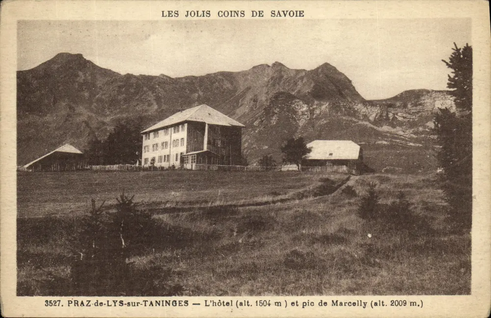 Praz-de-Lys-sur-Taninges — Das Hotel (Höhe 1504 m) und der Gipfel von Marcelly (Höhe 2009 m) — Les Jolis Coins de Savoie - Vorderseite