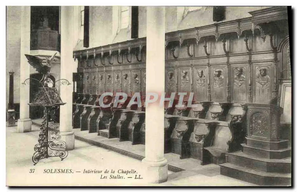SOLESMES — Innenansicht der Kapelle. Die Stühle. — LL. - Vorderseite
