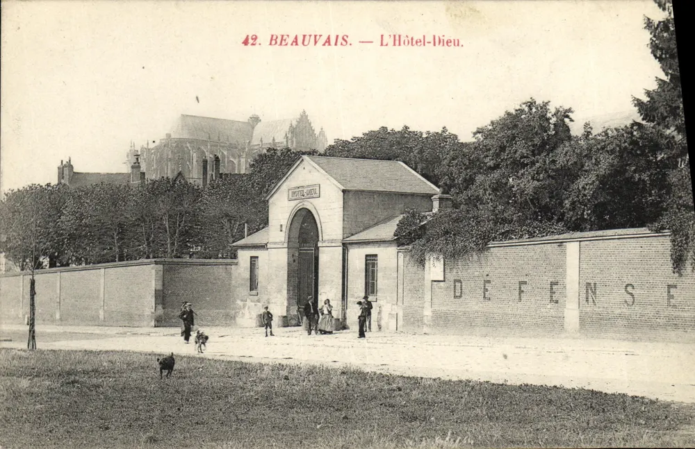 Beauvais — Das Hotel-Dieu — Eingang mit Wand mit der Inschrift 'DEFENSE' - Vorderseite