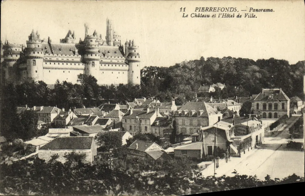 Pierrefonds — Panorama. Schloss und Rathaus. - Vorderseite