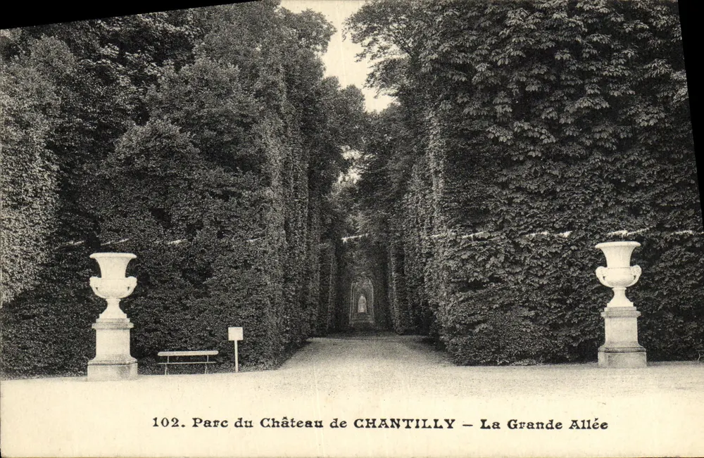 Parque del Castillo de CHANTILLY — La Grande Allée — Editor A. Bourdier, n° 102 - Anverso