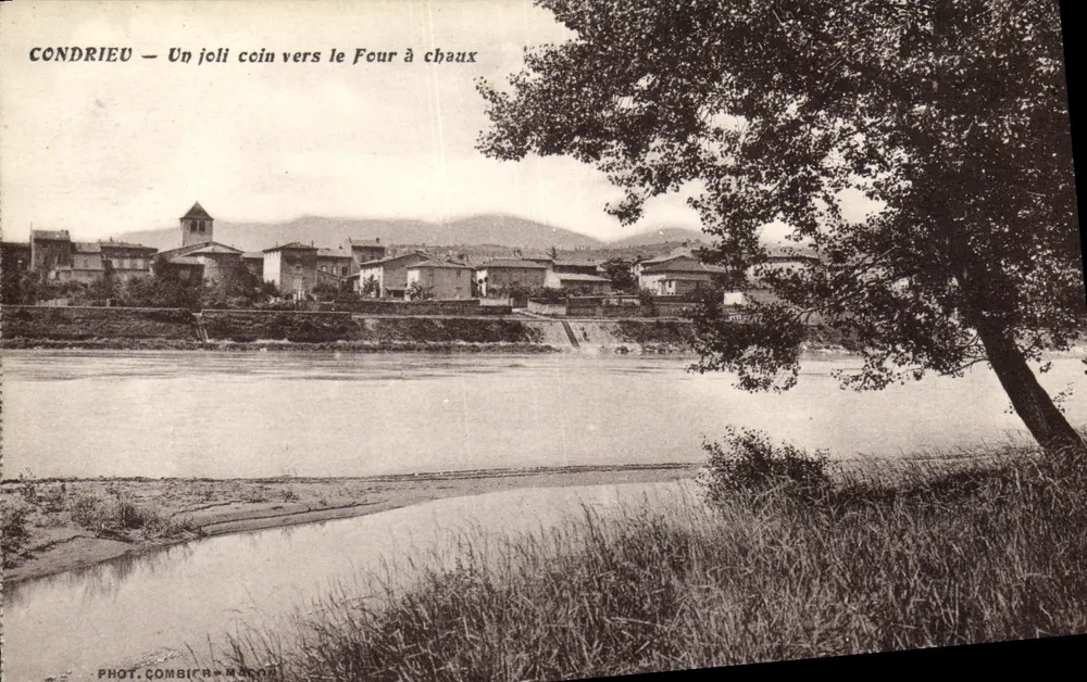 Condrieu — Ein schöner Platz nahe dem Kalkofen — Fot. Combira-Magna - Vorderseite