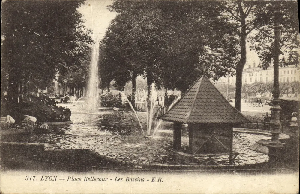 LYON — Place Bellecour — Die Bassins — E.R. - Vorderseite