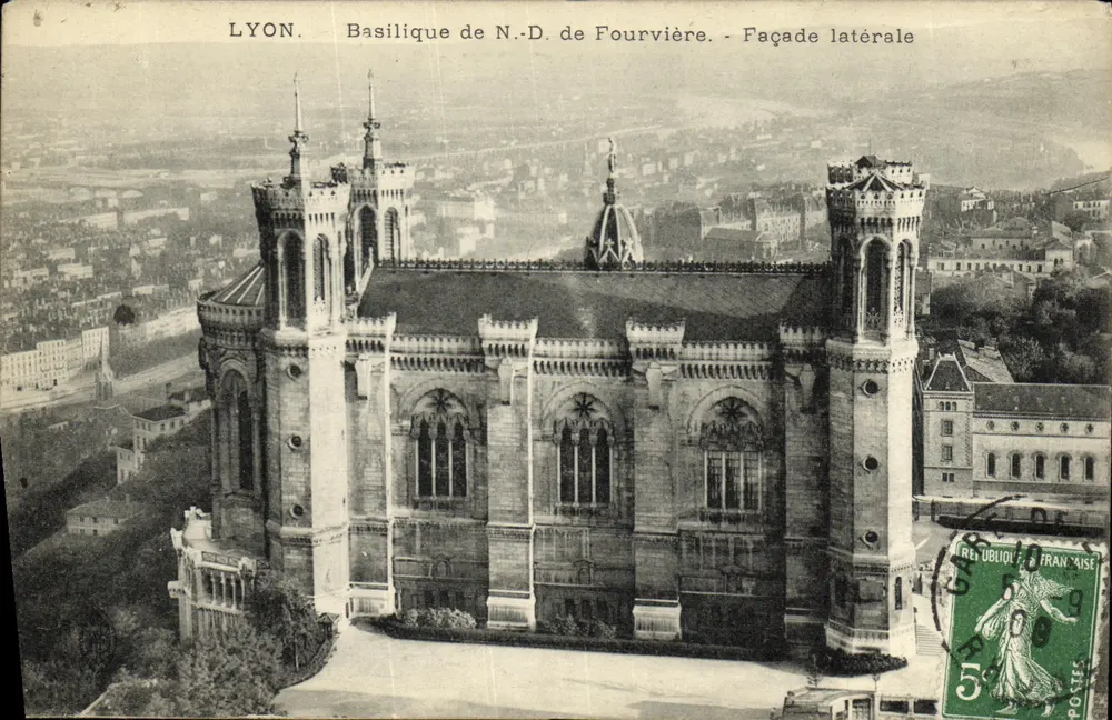 LYON. Basílica de N.-D. de Fourvière - Fachada lateral - Frente