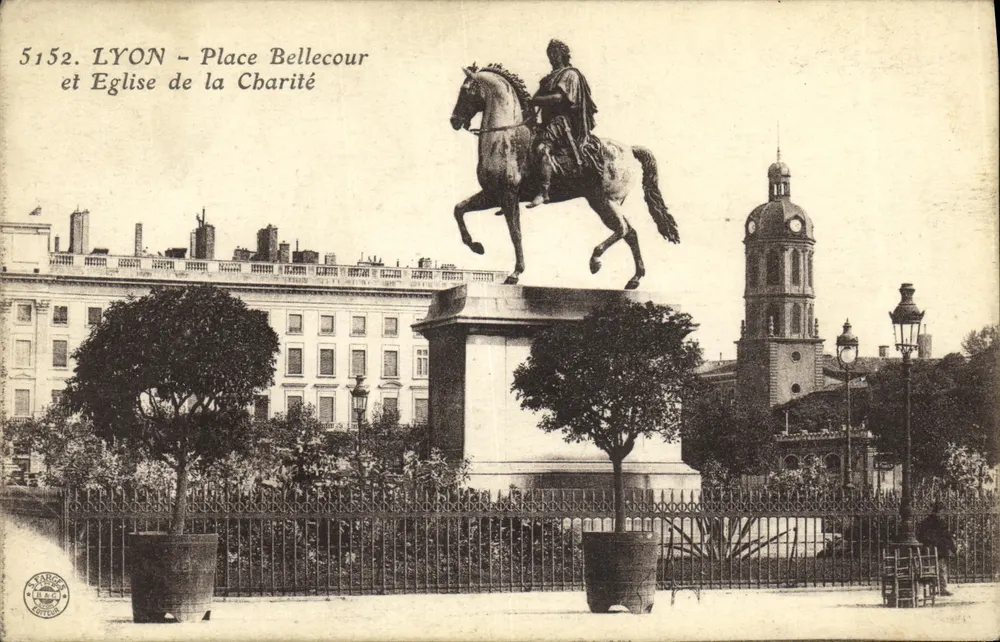 LYON - Place Bellecour und Kirche der Caritas — Verlag LANGE (n° 5152) - Vorderseite