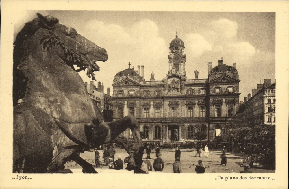 Lyon — a praça dos Terreaux — com a estátua do cavalo - Frente