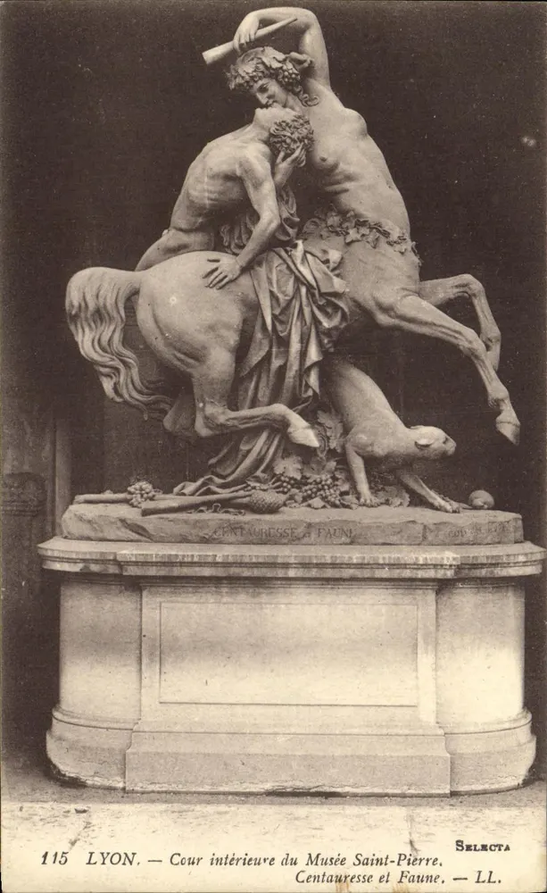 LYON — Cour interior do Museu Saint-Pierre — Escultura Centauresa e Faune — Selecta - Frente