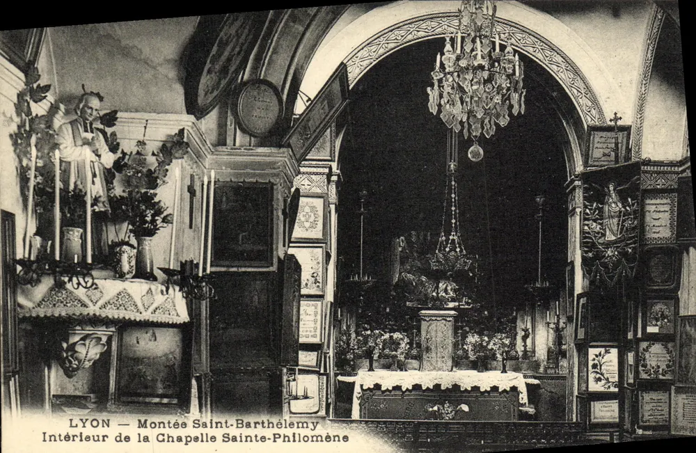 LYON — Straße Saint-Barthélemy — Innenansicht der Kapelle Sainte-Philomène - Vorderseite