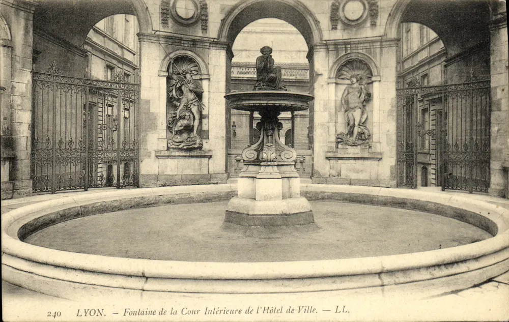 LYON — Ansicht der Fontaine de la Cour Intérieure des Rathauses — LL. — n° 240 - Vorderseite