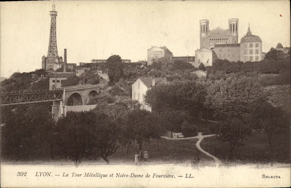 LYON — Die Metalltürme und Notre-Dame de Fourvière — Selecta, n°392 - Vorderseite
