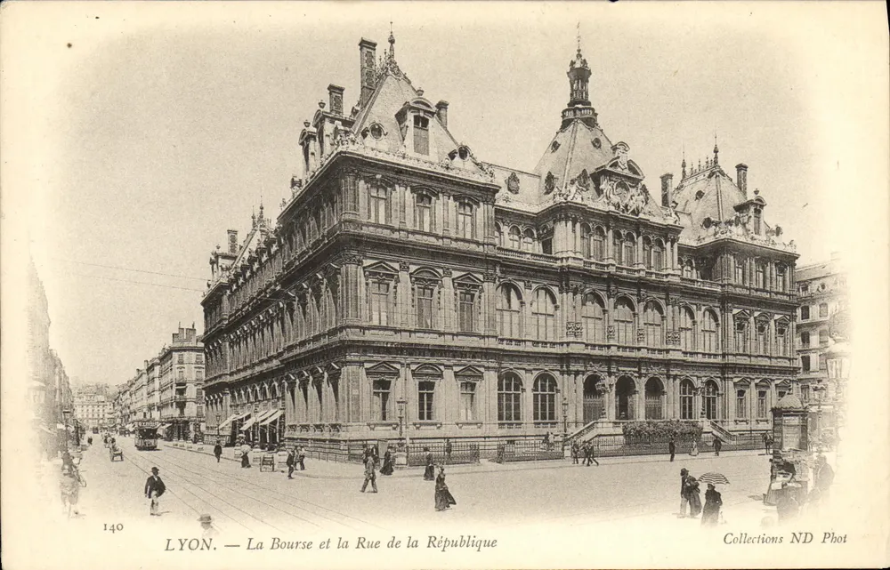 LYON — A Bolsa e a Rue de la République — Coleções ND Phot - Frente