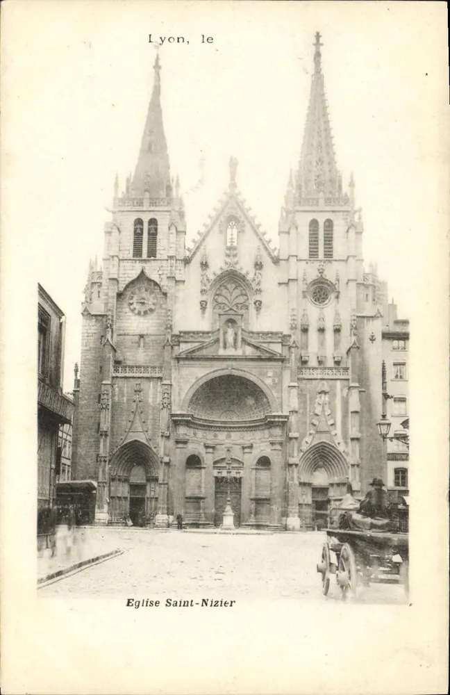 Lyon, a Igreja de São Nizier — vista da fachada gótica com suas duas torres e seu portal central — editor não identificado - Frente