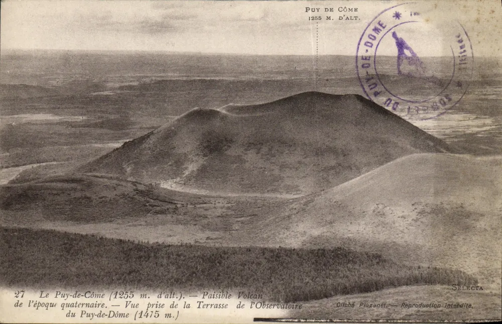 Le Puy-de-Côme (1255 m.) — Ruhevolles Vulkan der Quartärzeit — Ansicht vom Terrassen des Observatoriums Puy-de-Dôme (1475 m.) — Office Plazanet - Vorderseite