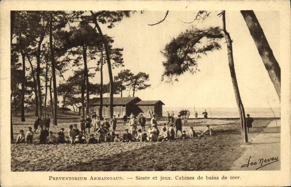Preventorium Armaingaud — Mittagsschlaf und Spiele. Badekabinen. Verlag Léo Neveu. - Vorderseite