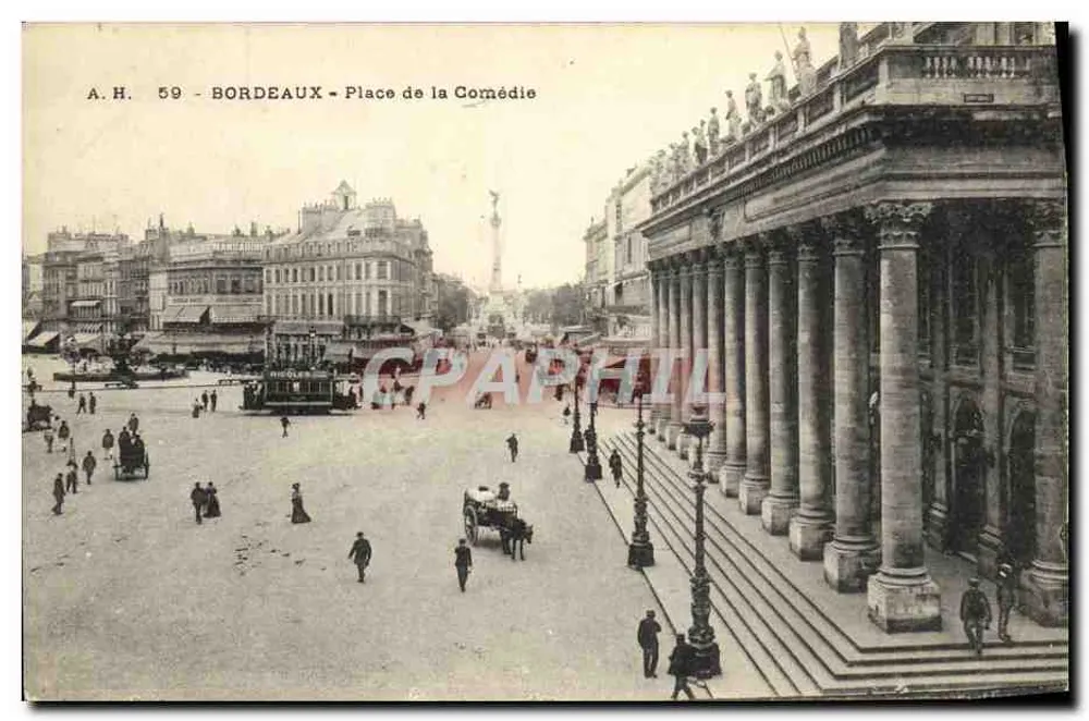 Bordeaux - Place de la Comédie — vista do edifício com colunas e do trem — A.H. 59 - Frente