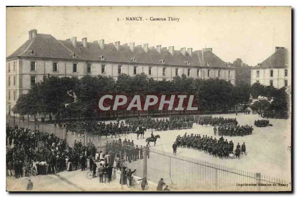 NANCY - Caserne Thiry — scène militaire avec troupes et spectateurs devant un bâtiment imposant — Imprimeries Hénonies de Nancy, n°3 - Frente