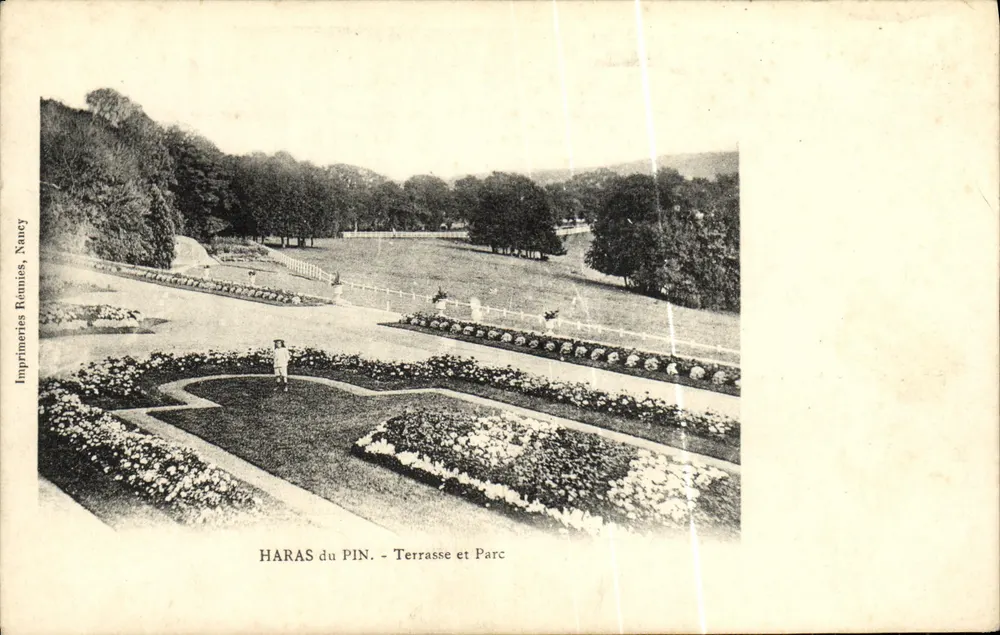 HARAS du PIN - Terrasse et Parc — vue de la terrasse et du parc avec un promeneur, éditeur Imprimeries Réunies, Nancy - Frente