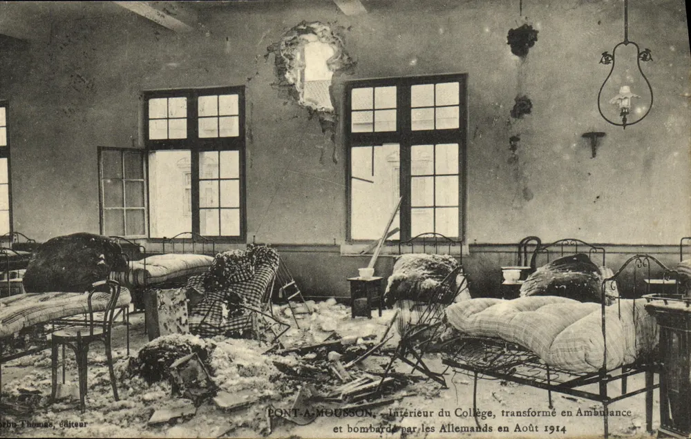Pont-a-Mousson — Innenansicht des Colleges, in eine Ambulanz umgewandelt und von den Deutschen im August 1914 bombardiert — Verlag Thomas - Vorderseite