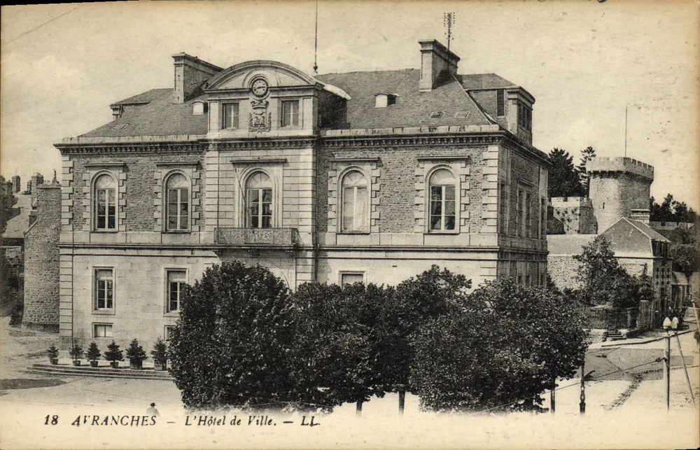 Avranches — Het Stadhuis — LL - Voorkant